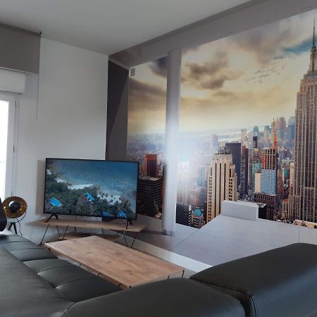 Appartement Renove Le New-York En Centre Ville - Terrasse Et Parking - Non Climatise La Roche-Chalais Exterior photo