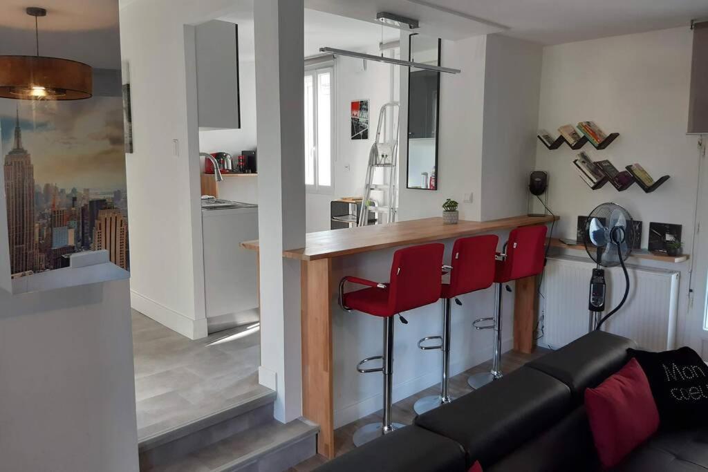 Appartement Renove Le New-York En Centre Ville - Terrasse Et Parking - Non Climatise La Roche-Chalais Exterior photo