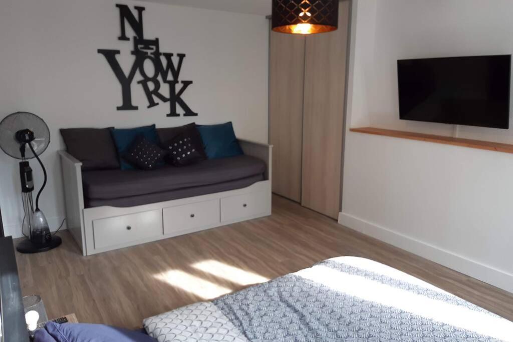 Appartement Renove Le New-York En Centre Ville - Terrasse Et Parking - Non Climatise La Roche-Chalais Exterior photo