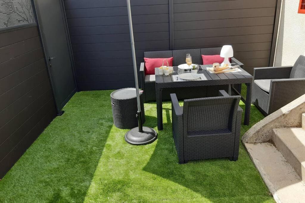 Appartement Renove Le New-York En Centre Ville - Terrasse Et Parking - Non Climatise La Roche-Chalais Exterior photo
