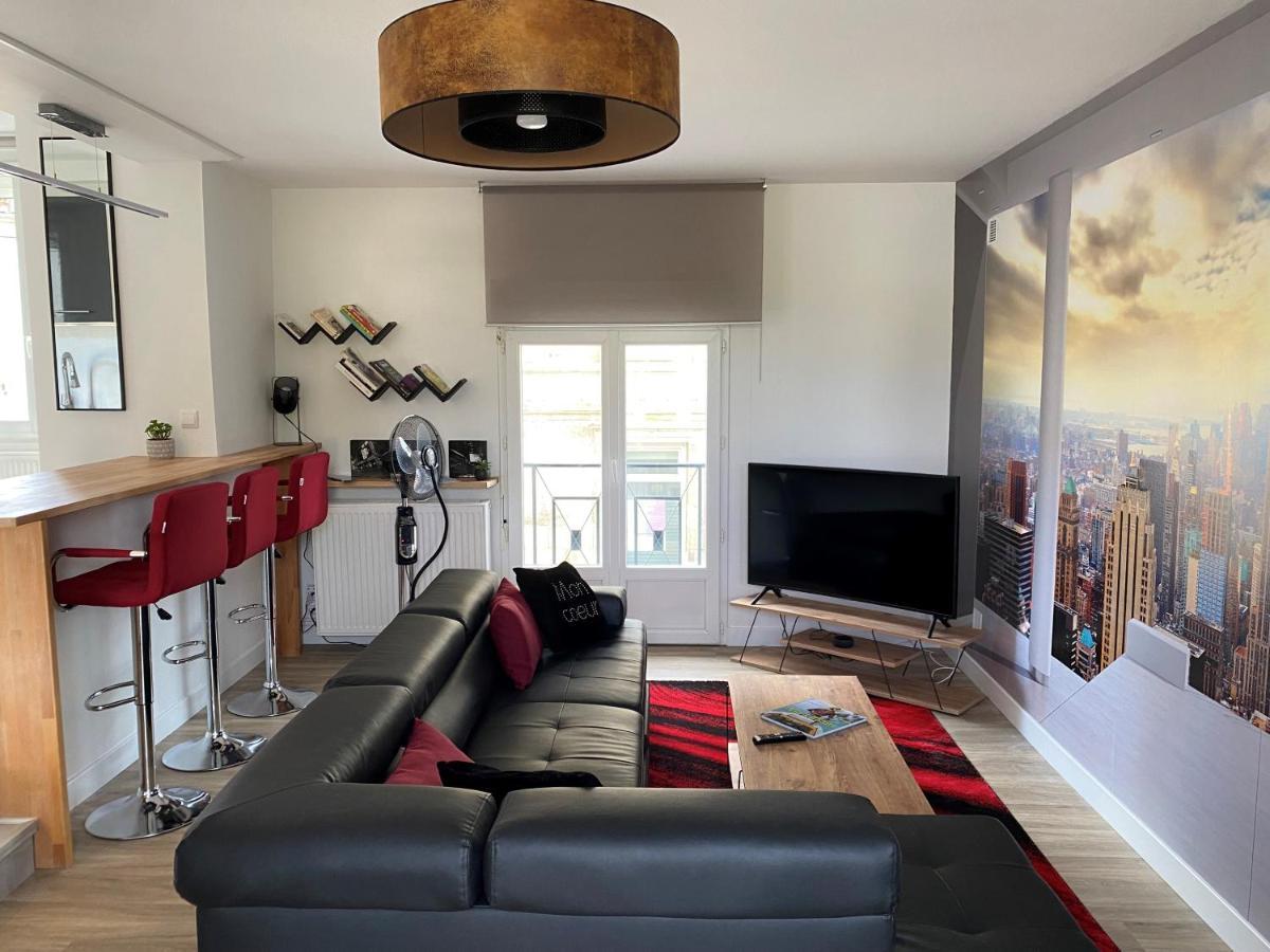 Appartement Renove Le New-York En Centre Ville - Terrasse Et Parking - Non Climatise La Roche-Chalais Exterior photo